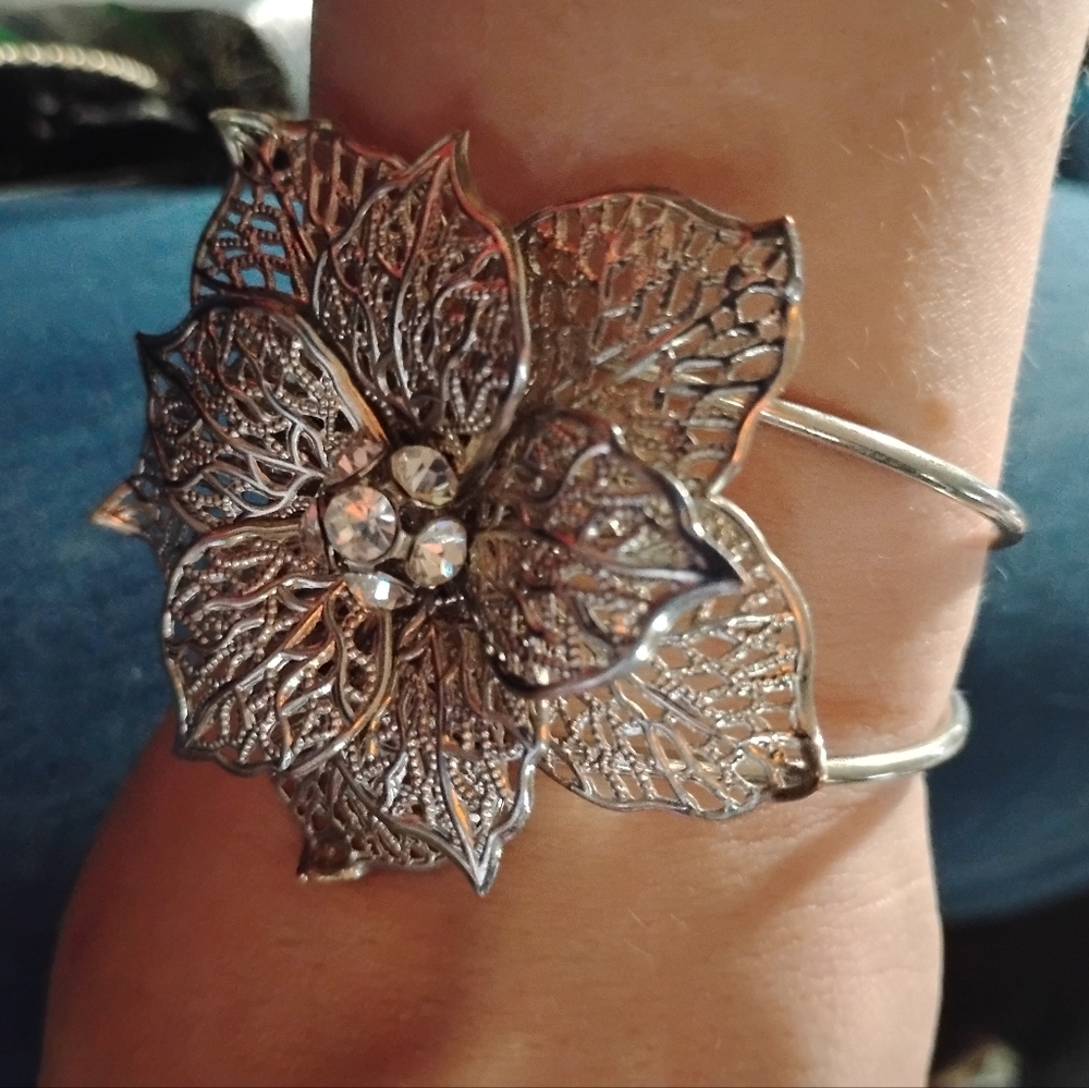 Elegant Silver Floral Bracelet